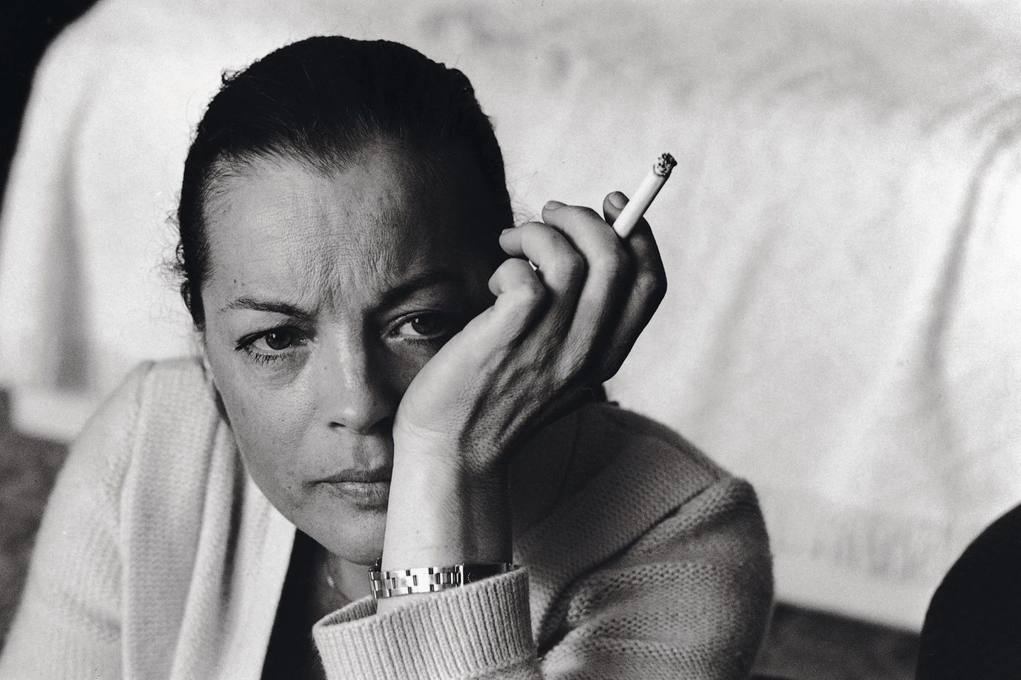 1981 - Frankreich Sie sei „eine unglückliche Frau von 42 Jahren“, sagt Romy Schneider im März den stern-Reportern Michael Jürgs und Robert Lebeck. Die beiden verbringen drei Tage im französischen Quiberon mit ihr. Die Schauspielerin hält sich dort in einer Entzugsklinik auf. Sie ist mitten in der Trennung von Daniel Biasini, ihrem zweiten Ehemann. Romy Schneider vertraut Lebeck, dem großen stern-Fotografen, den sie „Lebo“ nennt und kennt, seit er sie vor Jahren bei Dreharbeiten fotografiert hat. Lebeck stellt ihr Jürgs vor, die drei verbringen einen langen Abend in einem Restaurant zusammen: Schneider trinkt,raucht, lacht und weint – das volle Gefühlsgedeck. Am nächsten Tag treffen Jürgs und Lebeck sie zum Interview. Niemand ahnt,dass es ihr letztes großes Gespräch sein wird: Romy Schneider stirbt ein Jahr später.