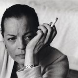 Sie sei „eine unglückliche Frau von 42 Jahren“, sagt Romy Schneider im März den stern-Reportern Michael Jürgs und Robert Lebeck. Die beiden verbringen drei Tage im französischen Quiberon mit ihr. Die Schauspielerin hält sich dort in einer Entzugsklinik auf. Sie ist mitten in der Trennung von Daniel Biasini, ihrem zweiten Ehemann. Romy Schneider vertraut Lebeck, dem großen stern-Fotografen, den sie „Lebo“ nennt und kennt, seit er sie vor Jahren bei Dreharbeiten fotografiert hat. Lebeck stellt ihr Jürgs vor, die drei verbringen einen langen Abend in einem Restaurant zusammen: Schneider trinkt,raucht, lacht und weint – das volle Gefühlsgedeck. Am nächsten Tag treffen Jürgs und Lebeck sie zum Interview. Niemand ahnt,dass es ihr letztes großes Gespräch sein wird: Romy Schneider stirbt ein Jahr später.