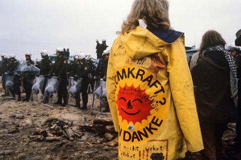 Widerstand  Die Botschaft ist klar: Atomkraft? Nein danke! So stehen sich Staatsmacht und Demonstrierende am 4. Juni gegenüber, als bei Gorleben das Hüttendorf der „Republik Freies Wendland“ nach einem Monat von der Polizei geräumt wird. Die symbolische Ausrufung eines eigenen Staates war Teil der Proteste gegen die Erkundung des Salzstocks Gorleben als Atommüll-Endlager. Das Hüttendorf hatte zunächst die Einrichtung einer weiteren Bohrstelle verhindert. Die Bundesrepublik setzt seit der ersten Ölkrise 1973 massiv auf den Ausbau der Atomenergie. Die Suche nach einem Endlager für radioaktive Abfälle stößt in der Bevölkerung auf großen Widerstand. Hunderttausende gehen auf die Straße. Erst 2021 können die Bürgerinitiativen und Atomkraftgegner im Wendland endgültig aufatmen: Das Bundesumweltministerium beschließt die Stilllegung des Bergwerks Gorleben.