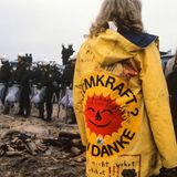 Widerstand  Die Botschaft ist klar: Atomkraft? Nein danke! So stehen sich Staatsmacht und Demonstrierende am 4. Juni gegenüber, als bei Gorleben das Hüttendorf der „Republik Freies Wendland“ nach einem Monat von der Polizei geräumt wird. Die symbolische Ausrufung eines eigenen Staates war Teil der Proteste gegen die Erkundung des Salzstocks Gorleben als Atommüll-Endlager. Das Hüttendorf hatte zunächst die Einrichtung einer weiteren Bohrstelle verhindert. Die Bundesrepublik setzt seit der ersten Ölkrise 1973 massiv auf den Ausbau der Atomenergie. Die Suche nach einem Endlager für radioaktive Abfälle stößt in der Bevölkerung auf großen Widerstand. Hunderttausende gehen auf die Straße. Erst 2021 können die Bürgerinitiativen und Atomkraftgegner im Wendland endgültig aufatmen: Das Bundesumweltministerium beschließt die Stilllegung des Bergwerks Gorleben.