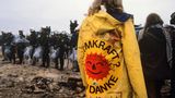 Widerstand  Die Botschaft ist klar: Atomkraft? Nein danke! So stehen sich Staatsmacht und Demonstrierende am 4. Juni gegenüber, als bei Gorleben das Hüttendorf der „Republik Freies Wendland“ nach einem Monat von der Polizei geräumt wird. Die symbolische Ausrufung eines eigenen Staates war Teil der Proteste gegen die Erkundung des Salzstocks Gorleben als Atommüll-Endlager. Das Hüttendorf hatte zunächst die Einrichtung einer weiteren Bohrstelle verhindert. Die Bundesrepublik setzt seit der ersten Ölkrise 1973 massiv auf den Ausbau der Atomenergie. Die Suche nach einem Endlager für radioaktive Abfälle stößt in der Bevölkerung auf großen Widerstand. Hunderttausende gehen auf die Straße. Erst 2021 können die Bürgerinitiativen und Atomkraftgegner im Wendland endgültig aufatmen: Das Bundesumweltministerium beschließt die Stilllegung des Bergwerks Gorleben.