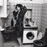 Wieder auf Droge  Sie steht in ihrem Bad in Neukölln und sagt, dass sie die Toilette nur nach jedem dritten Gang spüle, um Wasser und Geld zu sparen. Christiane F. ist rückfällig geworden. Das berühmte Mädchen vom Bahnhof Zoo, das dem stern mit 15 die Geschichte ihrer Heroinsucht erzählt hatte, erscheint mit 22 wieder auf dem Cover, dazu die Zeile: „Die neuen Leiden der Christiane F.“ Im stern-Gespräch erzählt sie: „Wenn man det Jefühl kennt mit dem Heroin – det verjißt man nich.“ Weil sie mit der Droge erwischt wurde, hat man sie zu einer Geldstrafe von 3000 Mark verurteilt. Sie spricht von Einsamkeit, Lebensangst. „Ich mag die Menschen nicht mehr.“