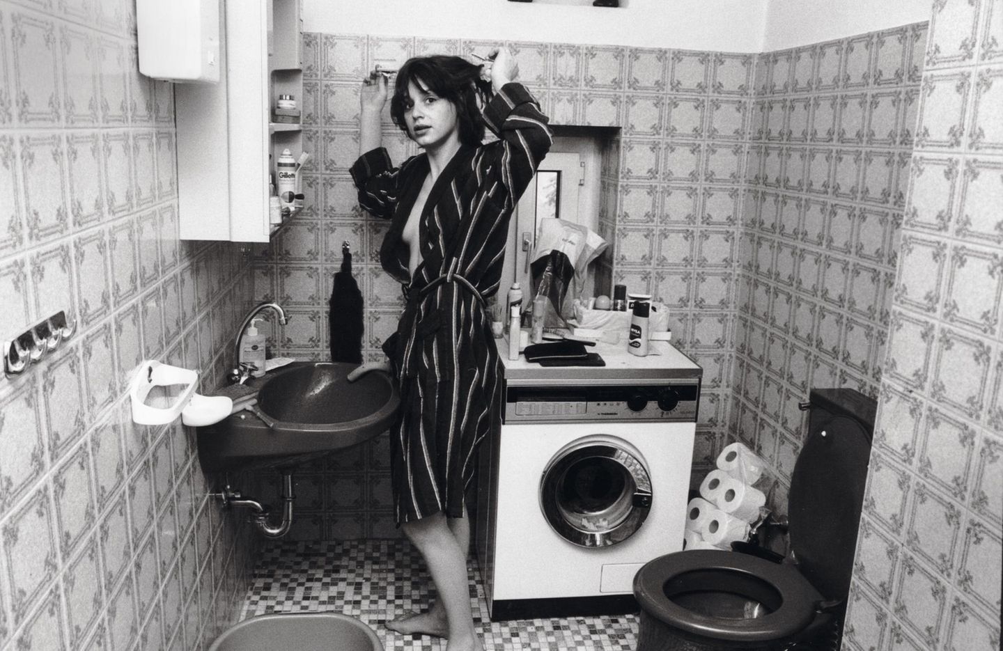 1985 - West-berlin Wieder auf Droge Sie steht in ihrem Bad in Neukölln und sagt, dass sie die Toilette nur nach jedem dritten Gang spüle, um Wasser und Geld zu sparen. Christiane F. ist rückfällig geworden. Das berühmte Mädchen vom Bahnhof Zoo, das dem stern mit 15 die Geschichte ihrer Heroinsucht erzählt hatte, erscheint mit 22 wieder auf dem Cover, dazu die Zeile: „Die neuen Leiden der Christiane F.“ Im stern-Gespräch erzählt sie: „Wenn man det Jefühl kennt mit dem Heroin – det verjißt man nich.“ Weil sie mit der Droge erwischt wurde, hat man sie zu einer Geldstrafe von 3000 Mark verurteilt. Sie spricht von Einsamkeit, Lebensangst. „Ich mag die Menschen nicht mehr.“