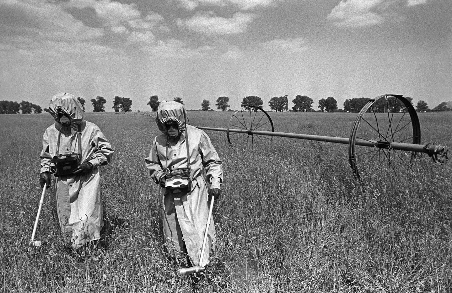 1986 - Sowjetunion Sanft wehende Gräser, am Himmel ein paar Wölkchen. Es könnte ein schöner Frühlingstag sein, wären da nicht zwei Menschen in Schutzanzügen mit Geräten, die Radioaktivität messen. Denn das hier ist jetzt eine Sperrzone Im Kernkraftwerk im ukrainischen Tschernobyl explodiert am 26. April der Reaktorblock 4. Unfassbare Mengen radioaktiver Stoffe werden in die Atmosphäre freigesetzt, sie verbreiten sich über Europa, über Russland, über weitere Regionen der nördlichen Halbkugel. Neben dem Reaktorunfall von Fukushima ist es die größte Katastrophe in der Geschichte der Atomenergie