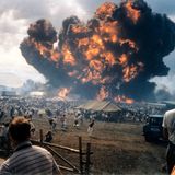 Ende einer Flugsschau  Nein, keine Filmszene. Die Katastrophe ist überaus real. Ramstein Air Base bei Kaiserslautern am 28. August: Etwa 300 000 Menschen sind zur Flugschau auf das Gelände des Hauptquartiers der amerikanischen Luftstreitkräfte in Europa gekommen. Die italienische Kunstflugstaffel „Frecce Tricolori“ wagt ein spektakuläres Manöver. Es misslingt. Drei Jets stürzen ab. Durch Trümmerteile und brennendes Kerosin werden 70 Menschen getötet und etwa 1000 verletzt. Augenzeugen berichten von einer chaotischen Versorgung der Verletzten. Denn die Zusammenarbeit von zivilen deutschen Rettungskräften und amerikanischen Soldaten legt viele Defizite offen. In einem Untersuchungsausschuss des Bundestages ist ein Jahr später nur noch von „Koordinierungsproblemen“ die Rede. Die Katastrophe verändert die Notfallversorgung dennoch zum Besseren, weil gemeinsame Einsatzleitungen eingeführt werden.