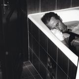 Genf, Hotel Beau-Rivage. stern-Reporter Sebastian Knauer will Uwe Barschel zu einem Interview treffen. Er ruft ihn an, doch der wenige Tage zuvor zurückgetretene Ministerpräsident Schleswig-Holsteins reagiert nicht. Also klopft Knauer an dessen Zimmertür. Sie ist nicht verschlossen. Er geht hinein – und findet Barschel tot in der Badewanne. Knauer macht dieses Foto. Der stern druckt es auf dem Titel  Der Fall Barschel ist einer der größten Polit-Skandale der deutschen Nachkriegsgeschichte: Kurz vor der Landtagswahl in Schleswig-Holstein wird bekannt, dass SPD-Spitzenkandidat Björn Engholm im Wahlkampf ausspioniert und mit üblen Schmutzkampagnen überzogen wurde. Dafür verantwortlich: Barschels Medienreferent Reiner Pfeiffer, eine dubiose Figur. Barschel gibt sein Ehrenwort, nichts davon gewusst zu haben. Eine Lüge. Er war an den unlauteren Machenschaften beteiligt, so ein späterer Untersuchungsausschuss. Aber auch Engholm ist nicht ehrlich: Er wusste früher als zugegeben von den Aktionen. 1993 tritt er als Ministerpräsident zurück. Bis heute gibt es Zweifel, ob sich Uwe Barschel in Genf tatsächlich selbst das Leben nahm – oder Opfer eines Mordanschlags wurde.