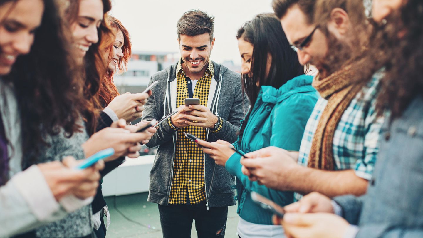 Junge Menschen mit Smartphone