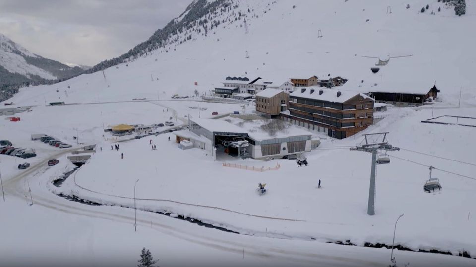 Reiseangebote in Österreich: Tipps und Trends für Familienurlaub in Skigebieten Fast alles wird teurer. Doch das gilt nicht unbedingt auch für Wintersport mit der Familie. Wo in Österreich vor allem Familien vergleichsweise kostengünstig Skiurlaub machen können, sehen Sie im Video.