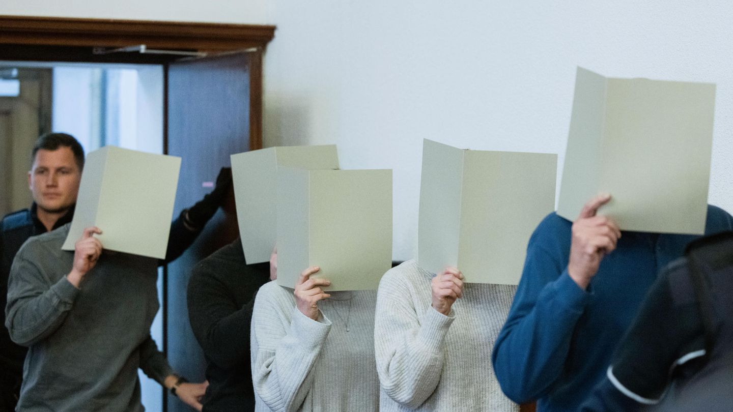 Die fünf angeklagten Polizistinnen und Polizisten, die am tödlichen Einsatz des 8. August 2022 beteiligt waren, betreten den Verhandlungssaal im Landgericht Dortmund. 