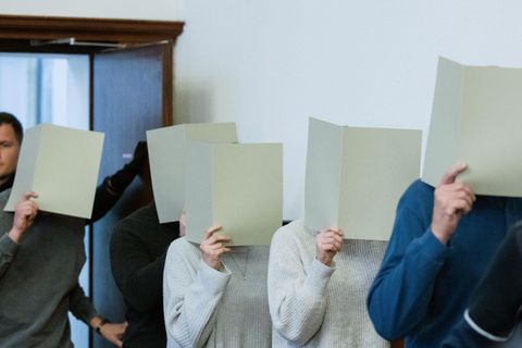 Die fünf angeklagten Polizistinnen und Polizisten, die am tödlichen Einsatz des 8. August 2022 beteiligt waren, betreten den Verhandlungssaal im Landgericht Dortmund. 