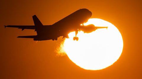 Ein Passagierjet hebt vom Flughafen Frankfurt ab: Eine höhere Ticketsteuer dürfte den Trip Richtung Sonne teurer machen