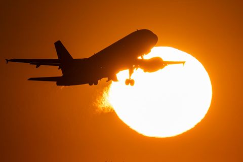 Ein Passagierjet hebt vom Flughafen Frankfurt ab: Eine höhere Ticketsteuer dürfte den Trip Richtung Sonne teurer machen