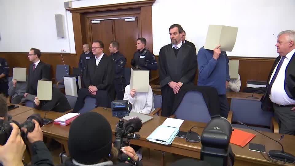 Video: Polizisten müssen sich für Tod an jugendlichem Flüchtling verantworten