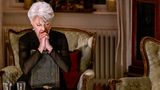 Simone ist entführt worden! Elisabeth (Nicole Heesters) versucht es mit Beten.