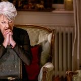 Simone ist entführt worden! Elisabeth (Nicole Heesters) versucht es mit Beten.