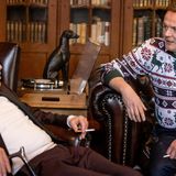 Zumindest für eine Zigarettenlänge finden Ost und West hier zusammen: Thorsten Meurer versucht Karl-Eduard Stenz (Wolf-Dietrich Sprenger), den Schwiegervater seiner Schwester, zu einem Investment zu bewegen.