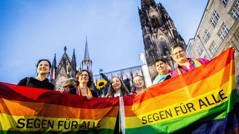 Im September demonstrierten katholische Seelsorger vor dem Kölner Dom für die Segnung gleichgeschlechtlicher Paare. Nun kommt Papst Franziskus in einer neuen Grundsatzerklärung einigen der Forderungen nach.