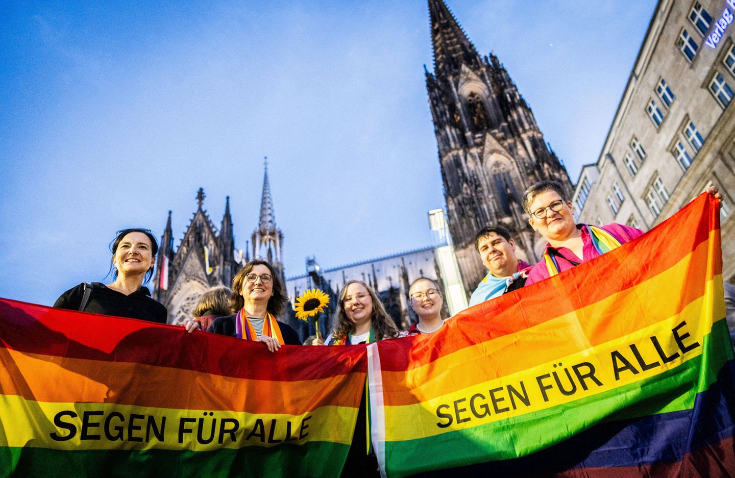 Segnung homosexueller Paare: Im September demonstrierten katholische Seelsorger vor dem Kölner Dom für die Segnung gleichgeschlechtlicher Paare. Nun kommt Papst Franziskus in einer neuen Grundsatzerklärung einigen der Forderungen nach. Im September demonstrierten katholische Seelsorger vor dem Kölner Dom für die Segnung gleichgeschlechtlicher Paare. Nun kommt Papst Franziskus in einer neuen Grundsatzerklärung einigen der Forderungen nach.