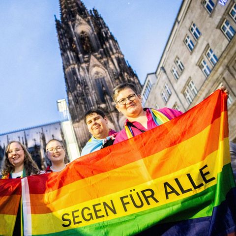 Im September demonstrierten katholische Seelsorger vor dem Kölner Dom für die Segnung gleichgeschlechtlicher Paare. Nun kommt Papst Franziskus in einer neuen Grundsatzerklärung einigen der Forderungen nach.