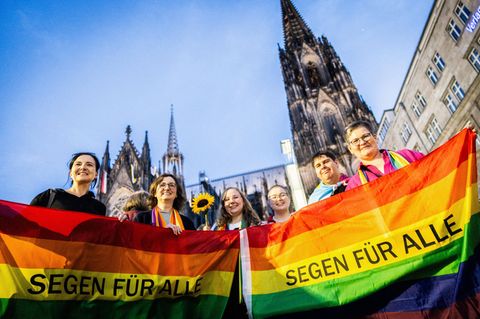 Im September demonstrierten katholische Seelsorger vor dem Kölner Dom für die Segnung gleichgeschlechtlicher Paare. Nun kommt Papst Franziskus in einer neuen Grundsatzerklärung einigen der Forderungen nach.