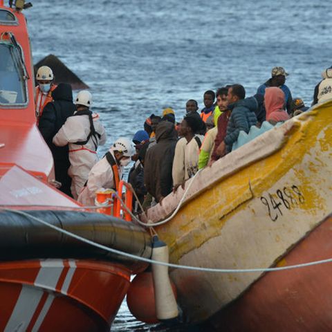 Spanien, Santa Cruz de Tenerife: Ein Boot mit 156 Personen an Bord kommt an der Anlegestelle La Restinga an. Das Boot mit über 100 Menschen an Bord, darunter Kinder und Frauen, wurde vom spanischen Seerettungsdienst in den Hafen geschleppt.
