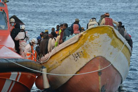 Spanien, Santa Cruz de Tenerife: Ein Boot mit 156 Personen an Bord kommt an der Anlegestelle La Restinga an. Das Boot mit über 100 Menschen an Bord, darunter Kinder und Frauen, wurde vom spanischen Seerettungsdienst in den Hafen geschleppt.