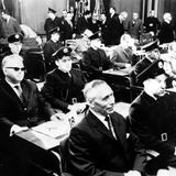 Ein Schwarz-Weiß-Foto aus dem Auschwitz-Prozess