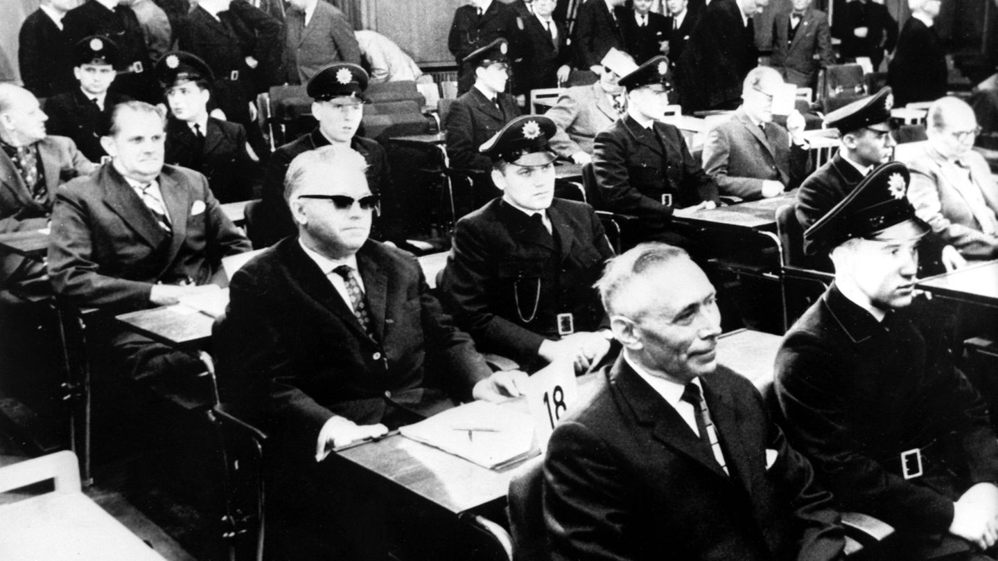 Ein Schwarz-Weiß-Foto aus dem Auschwitz-Prozess
