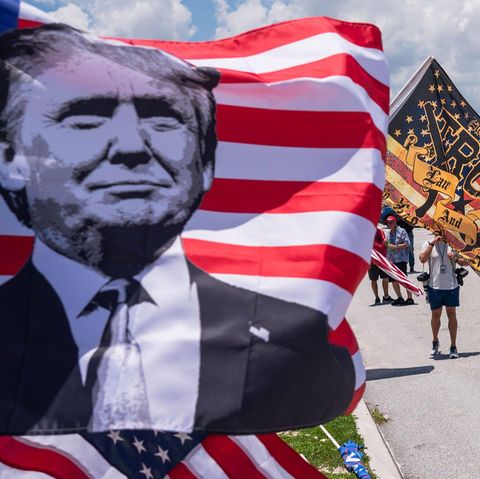 Anhänger von Donald Trump schwenken in Palm Beach, Florida, Fahnen mit dem Konterfei des ehemaligen Präsidenten.