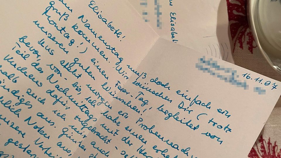 Eine offene Klappkarte an Elisabeth mit handschriftlichen Zeilen zum Namenstag vom 16.11.2007