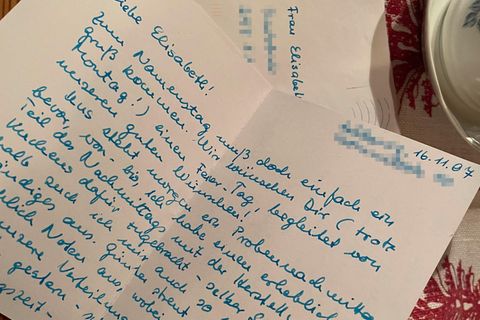Eine offene Klappkarte an Elisabeth mit handschriftlichen Zeilen zum Namenstag vom 16.11.2007