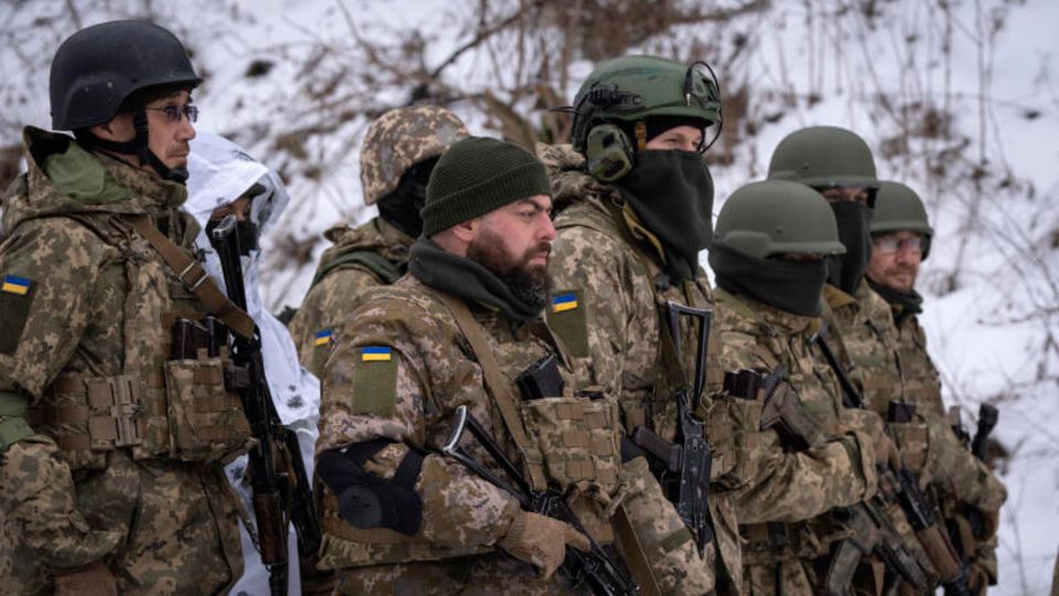 Soldaten der Ukraine des russischstämmigen Sibirischen Bataillons nehmen an einer militärischen Übung teil
