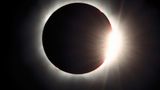 Eine totale Sonnenfinsternis. Solche Momente wird unser Land erst wieder 2081 erleben  Schutzbrillen sind ausverkauft – und dann trübt Bewölkung über vielen Teilen Deutschlands das große Ereignis: Am 11. August starren Millionen von Menschen in den Himmel. Der Mond verdeckt die Sonne kurzzeitig komplett – zu sehen auch hierzulande. Oder eben auch nicht. „Außer Nackenschmerzen nichts gewesen“, spottet die „Westdeutsche Allgemeine Zeitung“. Immerhin geht die Welt nicht unter: Vor der Finsternis hatten sich düstere Prophezeiungen des Astrologen Nostradamus großer Beliebtheit erfreut.