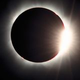 Eine totale Sonnenfinsternis. Solche Momente wird unser Land erst wieder 2081 erleben  Schutzbrillen sind ausverkauft – und dann trübt Bewölkung über vielen Teilen Deutschlands das große Ereignis: Am 11. August starren Millionen von Menschen in den Himmel. Der Mond verdeckt die Sonne kurzzeitig komplett – zu sehen auch hierzulande. Oder eben auch nicht. „Außer Nackenschmerzen nichts gewesen“, spottet die „Westdeutsche Allgemeine Zeitung“. Immerhin geht die Welt nicht unter: Vor der Finsternis hatten sich düstere Prophezeiungen des Astrologen Nostradamus großer Beliebtheit erfreut.