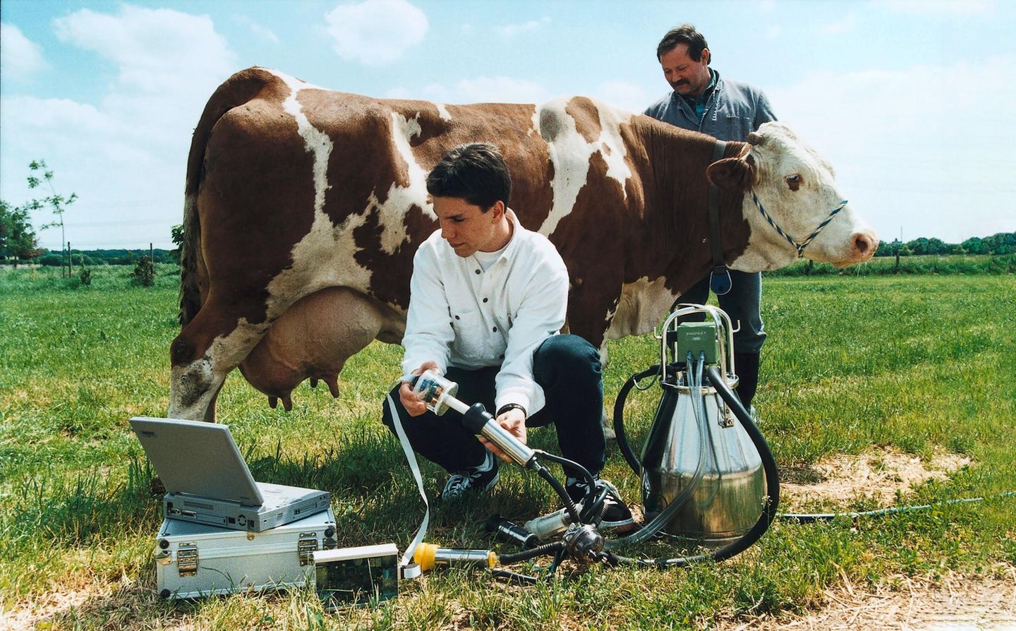 1998 - Schwieberdingen Der Druck macht’s Die Kuh hat es gut. Wird sie gemolken, herrscht an ihren Zitzen genau der richtige Druck. Euterentzün-dungen werden so vermieden – dank der „Digikuh“, einem Messgerät für Melkmaschinen, das sein Erfinder Karsten Weiß, 19, hier mit Milchvieh und Milchvieh-Besitzer demonstriert. Weiß wird damit Bundessieger beim Wettbewerb „Jugend forscht“. Die Aktion hatte stern-Gründer Henri Nannen 1965 ins Leben gerufen, um bei Deutschlands Schülerinnen und Schülern den Entdeckergeist zu fördern. Auf die erste Ausschreibung meldeten sich 244 Mädchen und Jungen. Bis heute haben mehr als 323 000 junge Menschen teilgenommen. Karsten Weiß übrigens hörte nicht auf zu forschen. Er promovierte – und ist heute Inhaber einer Firma für mechatronische Roboterhände.