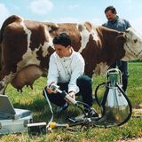 Der Druck macht’s  Die Kuh hat es gut. Wird sie gemolken, herrscht an ihren Zitzen genau der richtige Druck. Euterentzün-dungen werden so vermieden – dank der „Digikuh“, einem Messgerät für Melkmaschinen, das sein Erfinder Karsten Weiß, 19, hier mit Milchvieh und Milchvieh-Besitzer demonstriert. Weiß wird damit Bundessieger beim Wettbewerb „Jugend forscht“. Die Aktion hatte stern-Gründer Henri Nannen 1965 ins Leben gerufen, um bei Deutschlands Schülerinnen und Schülern den Entdeckergeist zu fördern. Auf die erste Ausschreibung meldeten sich 244 Mädchen und Jungen. Bis heute haben mehr als 323 000 junge Menschen teilgenommen. Karsten Weiß übrigens hörte nicht auf zu forschen. Er promovierte – und ist heute Inhaber einer Firma für mechatronische Roboterhände.