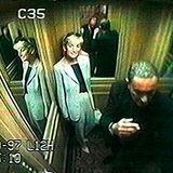 Die letzte Aufnahme  Es ist der 30. August, 16.35 Uhr, wie die Videokamera im Fahrstuhl des Pariser Hotels Ritz festhält: Lady Diana, geschiedene Prinzessin von Wales, macht sich mit ihrem Lebensgefährten Dodi Al-Fayed auf durch die Stadt. Paparazzi verfolgen die beiden bis tief in die Nacht. Um 0.25 Uhr prallt der Wagen mit Diana, Al-Fayed und einem Leibwächter im Alma-Tunnel mit hoher Geschwindigkeit gegen einen Pfeiler. Der Fahrer hat 1,8 Promille Alkohol im Blut. Diana stirbt noch in derselben Nacht.