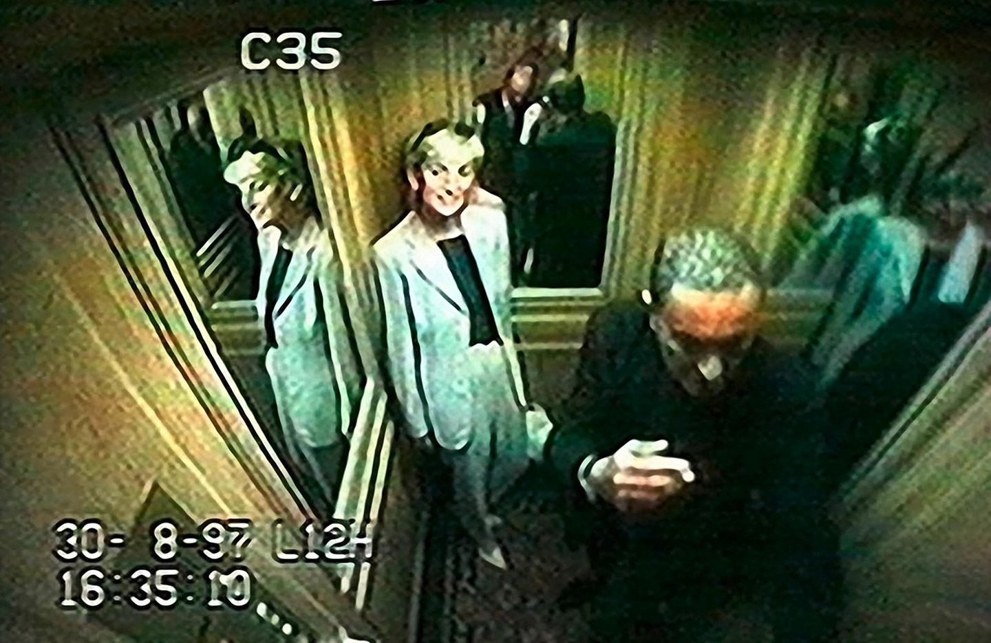 1997 - Frankreich Die letzte Aufnahme Es ist der 30. August, 16.35 Uhr, wie die Videokamera im Fahrstuhl des Pariser Hotels Ritz festhält: Lady Diana, geschiedene Prinzessin von Wales, macht sich mit ihrem Lebensgefährten Dodi Al-Fayed auf durch die Stadt. Paparazzi verfolgen die beiden bis tief in die Nacht. Um 0.25 Uhr prallt der Wagen mit Diana, Al-Fayed und einem Leibwächter im Alma-Tunnel mit hoher Geschwindigkeit gegen einen Pfeiler. Der Fahrer hat 1,8 Promille Alkohol im Blut. Diana stirbt noch in derselben Nacht.