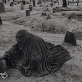 Unendliches Leid  Auf einem Friedhof in Kabul: Ein Fetzen Stoff markiert jenes Grab, das ihr so wichtig ist. Die verschleierte Frau hat ihre Hand auf den Stein gelegt. So fühlt sie sich in ihrer Trauer für einen Augenblick verbunden mit dem Verstorbenen. Es ist ihr Bruder, der in der ausgetrockneten Erde begraben liegt. Er starb durch eine Rakete der Taliban. Eine ganze Generation von Menschen hat in Afghanistan nie etwas anderes als kriegerische Auseinandersetzungen erlebt. Sie prägen das Land seit 1978 – und bis heute. Für dieses und weitere Bilder wird der amerikanische Kriegsreporter James Nachtwey ein Jahr später beim „World Press Photo Award“ ausgezeichnet.