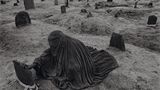 Unendliches Leid  Auf einem Friedhof in Kabul: Ein Fetzen Stoff markiert jenes Grab, das ihr so wichtig ist. Die verschleierte Frau hat ihre Hand auf den Stein gelegt. So fühlt sie sich in ihrer Trauer für einen Augenblick verbunden mit dem Verstorbenen. Es ist ihr Bruder, der in der ausgetrockneten Erde begraben liegt. Er starb durch eine Rakete der Taliban. Eine ganze Generation von Menschen hat in Afghanistan nie etwas anderes als kriegerische Auseinandersetzungen erlebt. Sie prägen das Land seit 1978 – und bis heute. Für dieses und weitere Bilder wird der amerikanische Kriegsreporter James Nachtwey ein Jahr später beim „World Press Photo Award“ ausgezeichnet.