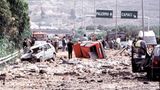 Allein gegen die Mafia  Er ist ein erfolgreicher Kämpfer gegen die Mafia, darum richtet sie ihn hin: Der Richter Giovanni Falcone wird in Capaci auf Sizilien von einer unter der Straße deponierten ferngezündeten Bombe getötet. Mit ihm sterben seine Frau und drei Leibwächter. Das Attentat brennt sich ins Bewusstsein der Italiener ein. Ein Umdenken beginnt: Harte Anti-Mafia-Gesetze werden verabschiedet, die Mitglieder der Cosa Nostra, der ’Ndrangheta oder der Camorra ins Gefängnis bringen werden.