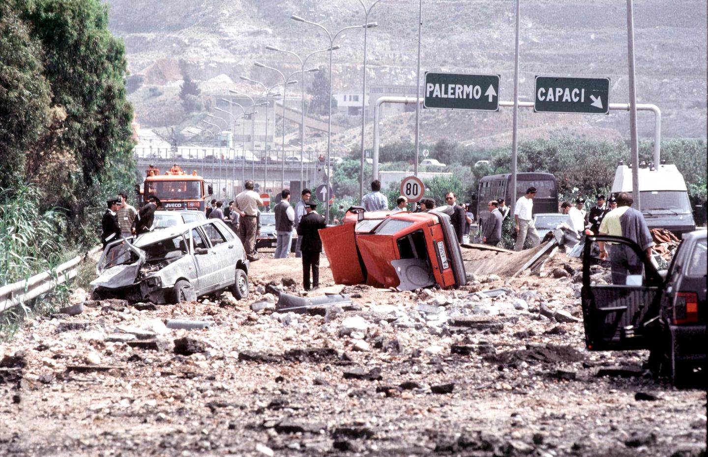 1992 - Italien Allein gegen die Mafia Er ist ein erfolgreicher Kämpfer gegen die Mafia, darum richtet sie ihn hin: Der Richter Giovanni Falcone wird in Capaci auf Sizilien von einer unter der Straße deponierten ferngezündeten Bombe getötet. Mit ihm sterben seine Frau und drei Leibwächter. Das Attentat brennt sich ins Bewusstsein der Italiener ein. Ein Umdenken beginnt: Harte Anti-Mafia-Gesetze werden verabschiedet, die Mitglieder der Cosa Nostra, der ’Ndrangheta oder der Camorra ins Gefängnis bringen werden.