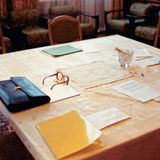 Das Ende eines Riesenreiches  Eine Aktentasche, Papiere, eine Brille und ein billiger Kugelschreiber. Manchmal wirkt es überaus profan, wenn Geschichte geschrieben wird. Und hier, an diesem Tisch in einer Regierungsdatscha tief in den Wäldern von Weißrussland, wurde bis eben tatsächlich Geschichte geschrieben: Es ist der 8. Dezember, und der russische Präsident Boris Jelzin hat zusammen mit seinem ukrainischen Amtskollegen Leonid Krawtschuk und dem weißrussischen Parlamentschef Stanislau Schuschkewitsch das Ende der Sowjetunion beschlossen. Ein Staatsstreich der anderen Art. Michail Gorbatschow, Präsident der Sowjetunion, ist über seinen Draht zum KGB im Bilde, weil das Haus verwanzt ist. Aber der Reformer ist machtlos: Das Militär ist auf Jelzins Seite. Aus der Sowjetunion wird die „Gemeinschaft Unabhängiger Staaten“. Wladimir Putin wird das Ende der Sowjetunion später als die „größte geopolitische Katastrophe des 20. Jahrhunderts“ bezeichnen – mit allen bekannten Folgen.