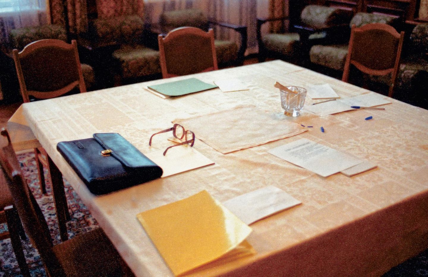 1991 - Weißrussland Das Ende eines Riesenreiches Eine Aktentasche, Papiere, eine Brille und ein billiger Kugelschreiber. Manchmal wirkt es überaus profan, wenn Geschichte geschrieben wird. Und hier, an diesem Tisch in einer Regierungsdatscha tief in den Wäldern von Weißrussland, wurde bis eben tatsächlich Geschichte geschrieben: Es ist der 8. Dezember, und der russische Präsident Boris Jelzin hat zusammen mit seinem ukrainischen Amtskollegen Leonid Krawtschuk und dem weißrussischen Parlamentschef Stanislau Schuschkewitsch das Ende der Sowjetunion beschlossen. Ein Staatsstreich der anderen Art. Michail Gorbatschow, Präsident der Sowjetunion, ist über seinen Draht zum KGB im Bilde, weil das Haus verwanzt ist. Aber der Reformer ist machtlos: Das Militär ist auf Jelzins Seite. Aus der Sowjetunion wird die „Gemeinschaft Unabhängiger Staaten“. Wladimir Putin wird das Ende der Sowjetunion später als die „größte geopolitische Katastrophe des 20. Jahrhunderts“ bezeichnen – mit allen bekannten Folgen.