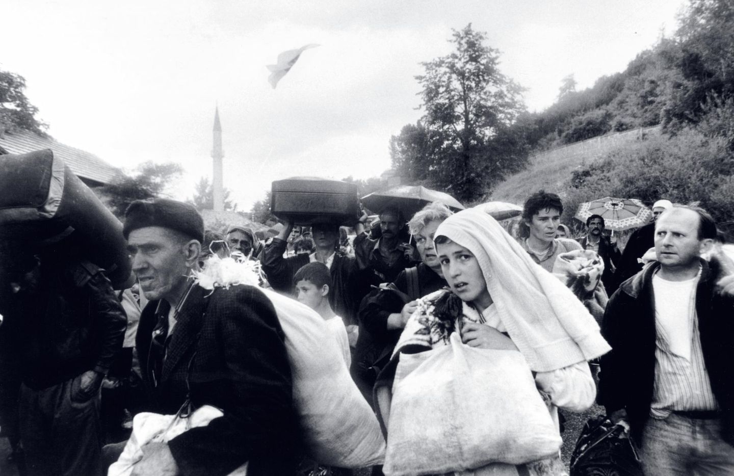 Bosnienkrieg  Auf ihren Gesichtern spiegeln sich Angst, Verzweiflung und Erschöpfung. Mehr als eilig zusammengeklaubte Habseligkeiten – verpackt in Koffern, Taschen und Säcken – können diese Menschen auf ihrer Flucht nicht mitnehmen. Vor Beginn des Bosnienkriegs lebten in der Gegend um Banja Luka nicht nur Serben, sondern auch viele Kroaten und Bosniaken. Jetzt fliehen immer mehr Menschen vor serbischen Einheiten. Der 1992 begonnene Krieg – einer von mehreren, die vom Zerfall Jugoslawiens ausgelöst wurden – wird erst 1995 enden. Bilanz: etwa 2,2 Millionen Flüchtlinge und ungefähr 100 000 Tote.