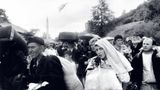 Bosnienkrieg  Auf ihren Gesichtern spiegeln sich Angst, Verzweiflung und Erschöpfung. Mehr als eilig zusammengeklaubte Habseligkeiten – verpackt in Koffern, Taschen und Säcken – können diese Menschen auf ihrer Flucht nicht mitnehmen. Vor Beginn des Bosnienkriegs lebten in der Gegend um Banja Luka nicht nur Serben, sondern auch viele Kroaten und Bosniaken. Jetzt fliehen immer mehr Menschen vor serbischen Einheiten. Der 1992 begonnene Krieg – einer von mehreren, die vom Zerfall Jugoslawiens ausgelöst wurden – wird erst 1995 enden. Bilanz: etwa 2,2 Millionen Flüchtlinge und ungefähr 100 000 Tote.