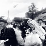Bosnienkrieg  Auf ihren Gesichtern spiegeln sich Angst, Verzweiflung und Erschöpfung. Mehr als eilig zusammengeklaubte Habseligkeiten – verpackt in Koffern, Taschen und Säcken – können diese Menschen auf ihrer Flucht nicht mitnehmen. Vor Beginn des Bosnienkriegs lebten in der Gegend um Banja Luka nicht nur Serben, sondern auch viele Kroaten und Bosniaken. Jetzt fliehen immer mehr Menschen vor serbischen Einheiten. Der 1992 begonnene Krieg – einer von mehreren, die vom Zerfall Jugoslawiens ausgelöst wurden – wird erst 1995 enden. Bilanz: etwa 2,2 Millionen Flüchtlinge und ungefähr 100 000 Tote.