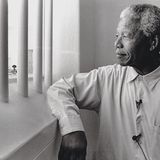 Nelson Mandela hat 18 seiner 27 Gefängnisjahre in dieser Zelle auf Robben Island verbracht. Nun kehrt er dorthin zurück. Nicht bitter, nein, stolz blickt er aus dem Fenster. Er ist frei, sein Land ist frei  1994 ist das Apartheidsregime am Ende. Mandelas ANC gewinnt die erste freie Wahl Südafrikas. Er wird zum ersten schwarzen Präsidenten des Landes gewählt