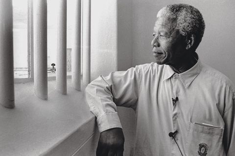 Nelson Mandela hat 18 seiner 27 Gefängnisjahre in dieser Zelle auf Robben Island verbracht. Nun kehrt er dorthin zurück. Nicht bitter, nein, stolz blickt er aus dem Fenster. Er ist frei, sein Land ist frei  1994 ist das Apartheidsregime am Ende. Mandelas ANC gewinnt die erste freie Wahl Südafrikas. Er wird zum ersten schwarzen Präsidenten des Landes gewählt
