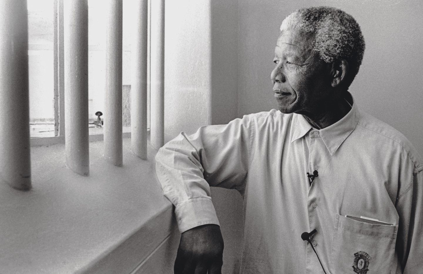 1994 - Südafrika Nelson Mandela hat 18 seiner 27 Gefängnisjahre in dieser Zelle auf Robben Island verbracht. Nun kehrt er dorthin zurück. Nicht bitter, nein, stolz blickt er aus dem Fenster. Er ist frei, sein Land ist frei 1994 ist das Apartheidsregime am Ende. Mandelas ANC gewinnt die erste freie Wahl Südafrikas. Er wird zum ersten schwarzen Präsidenten des Landes gewählt